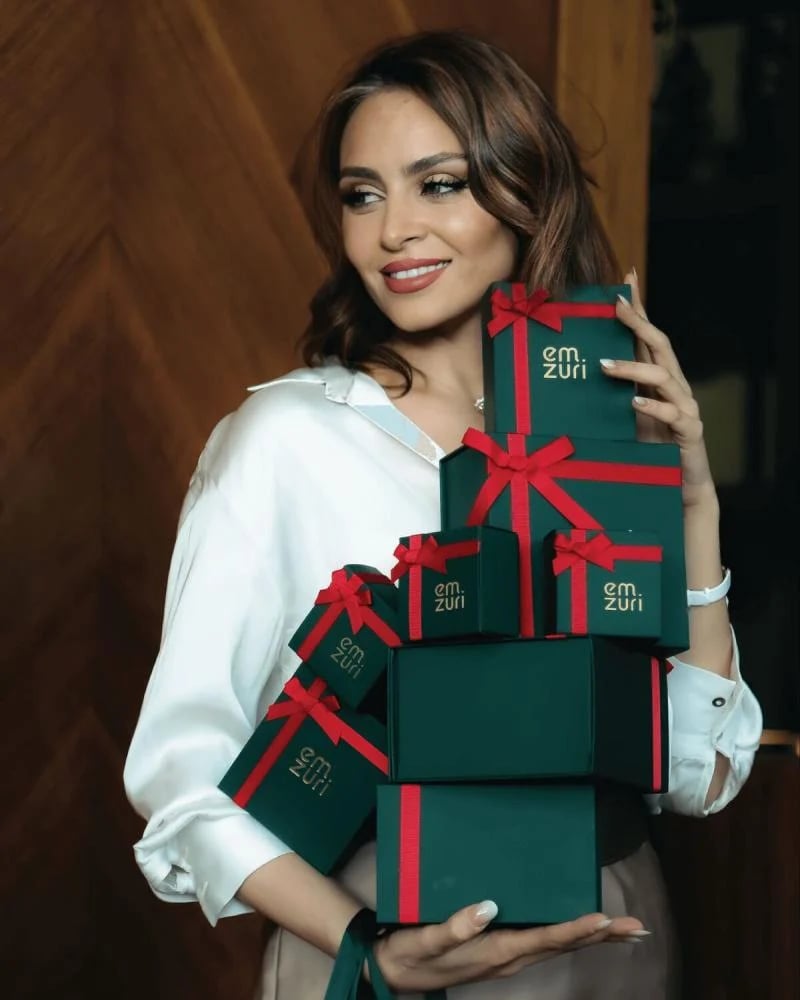 حلق نسائي مميز من ايمزوري بلون فضي