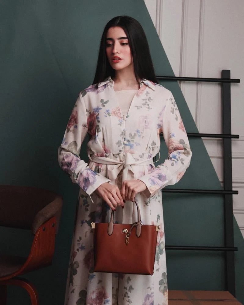 شنطة نسائية أنيقة بلون بني من امزوري