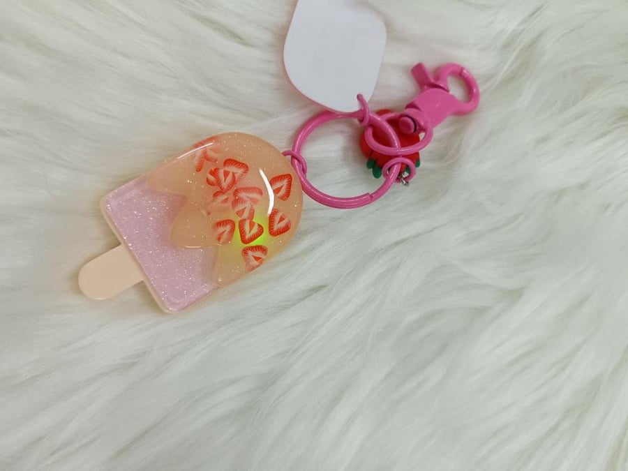 ميدالية الفراولة STRAWBERRY KEYCHAIN