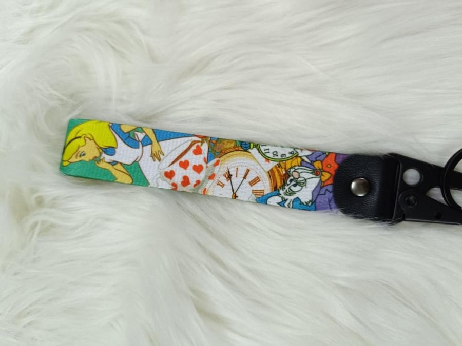 ميدالية اليس في بلاد العجائب ALICE IN WONDERLAND KEYCHAIN