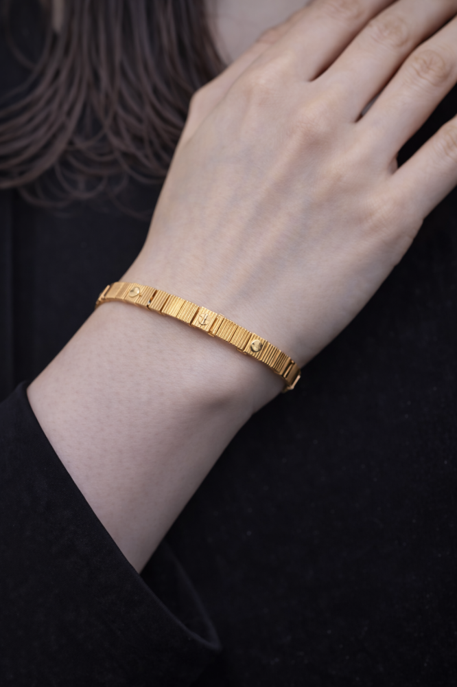 سواره ذهبي بتصميم هندسي مخطط