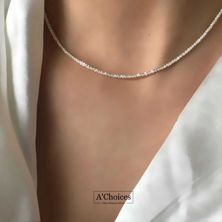 A shiny necklace made of 18k gold-plated stainless steel, water-resistant and rust-proof