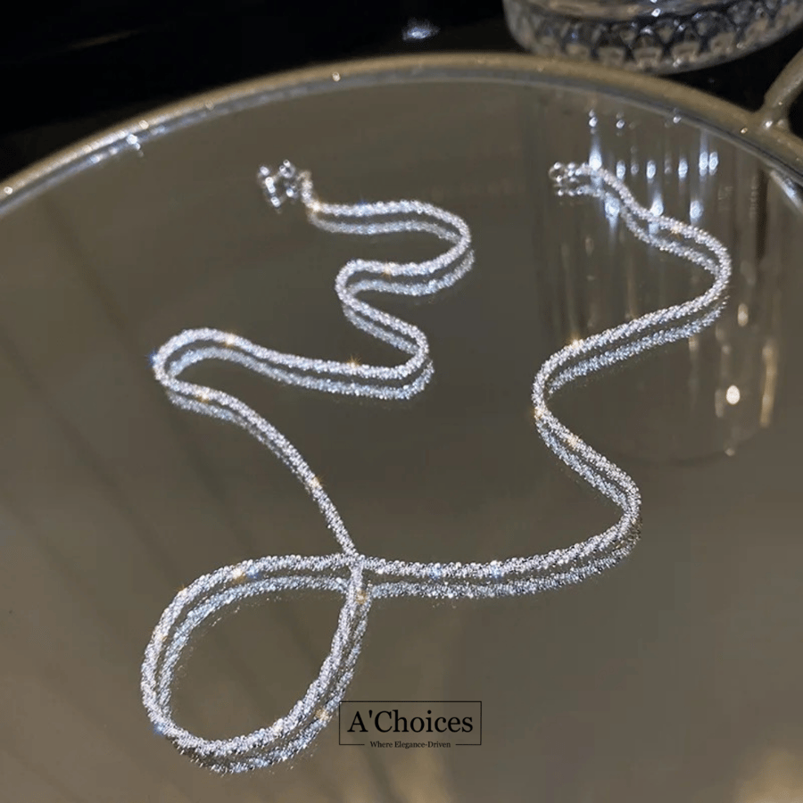 A shiny necklace made of 18k gold-plated stainless steel, water-resistant and rust-proof