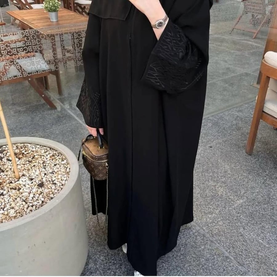 عباية ليال – سوداء مع تطريز أسود على الأكمام