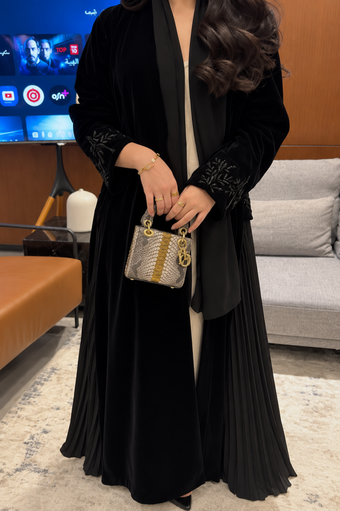 عباية دفا المخمل بتطريز راقي-عبايات مميزة