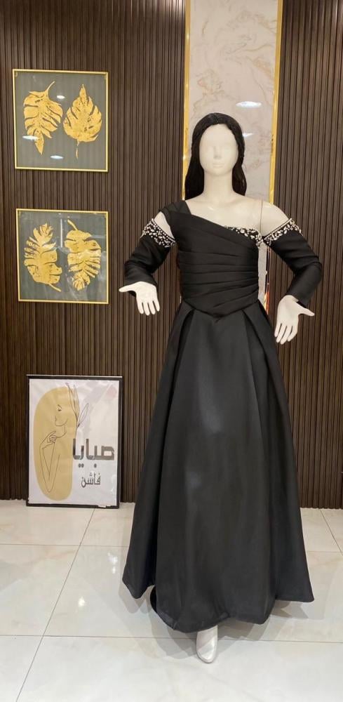فستان أسود قصة أكمام - أناقة كلاسيكية بلمسة عصرية