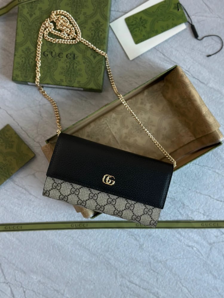 محفظة كتف Gucci GG بسلسلة ذهبية