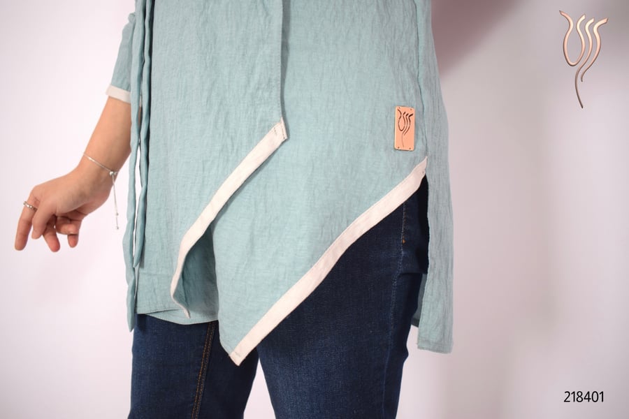 A set of a navy blouse and open pants