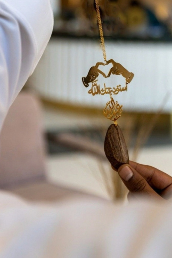 تعليقة كسرة العود شكل قلب يدين براند