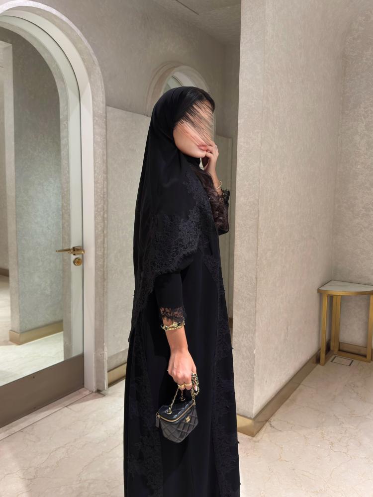 عبايه كريب سراميك مع دانتيل فرنسي