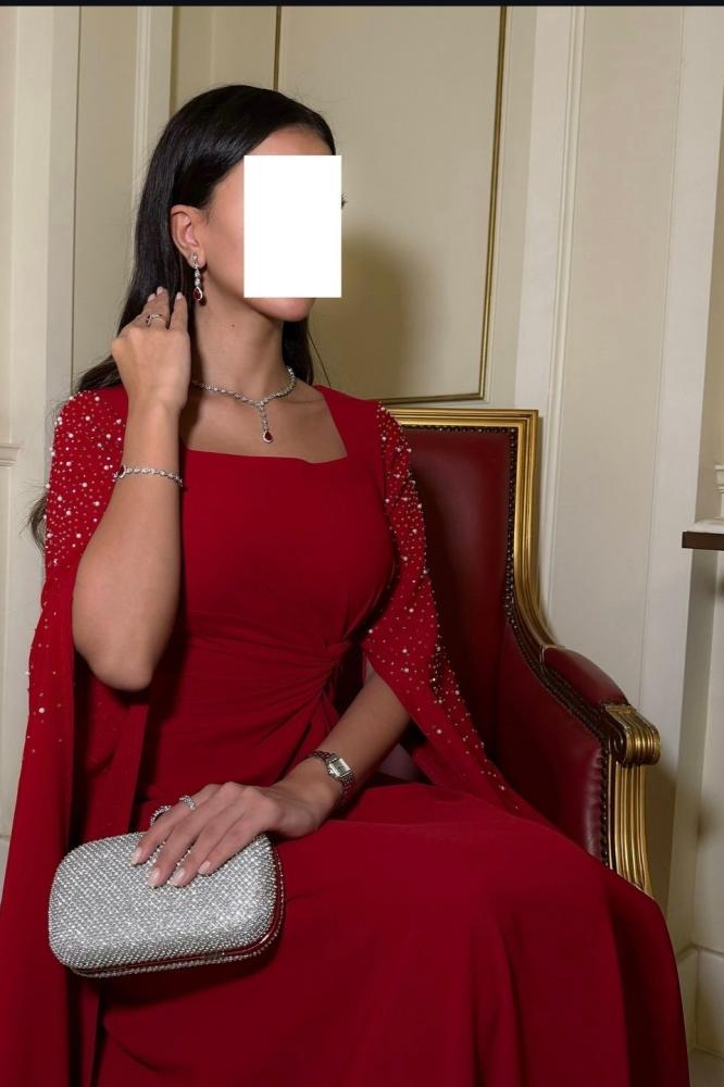 فستان ناعم كيب مزين بفصوص ولؤلؤ لون أحمر