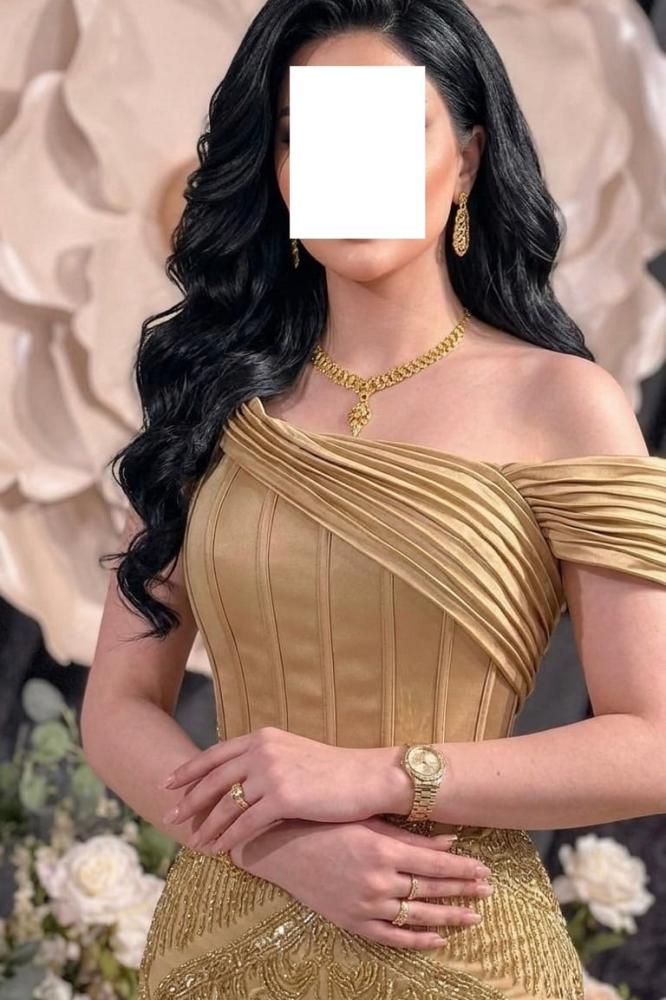 فستان سهرة ذهبي بتصميم كتف منحوت