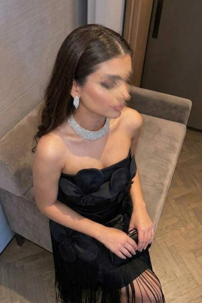 فستان سهرة أسود بقصة مستقيمة وورد بارز وهدب طويل