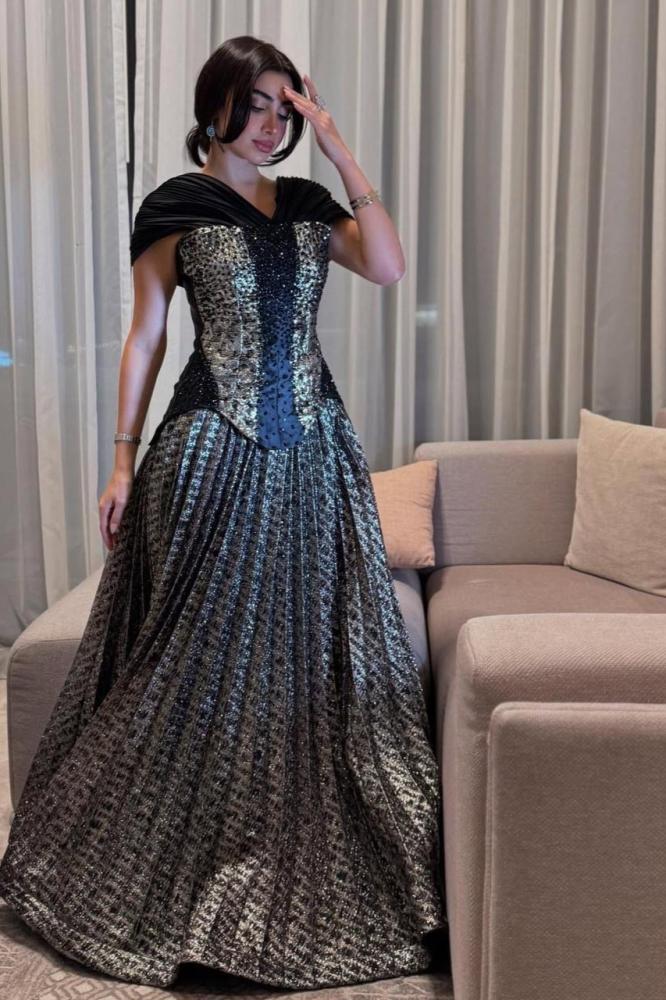 Evening dress off shoulder black color