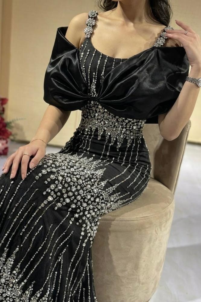 فستان سهرة أسود بقصة حورية وفيونكة أوف شولدر