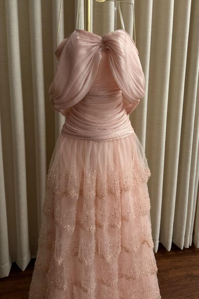 فستان سهرة وردي بقصة A-Line وتنورة طبقات