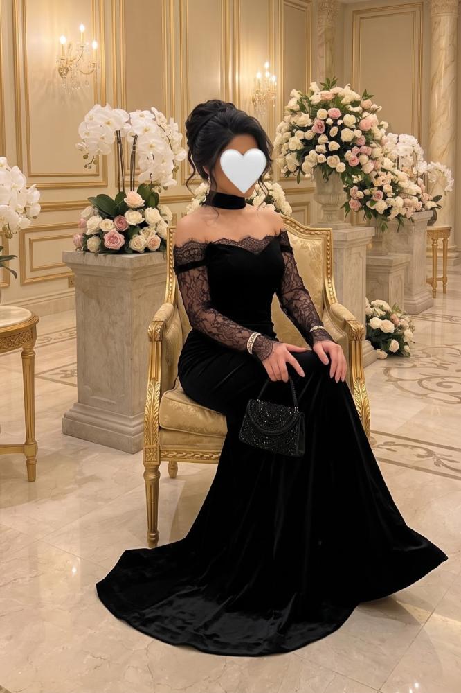 فستان سهرة مخمل أسود بقصة أوف شولدر وأكمام دانتيل