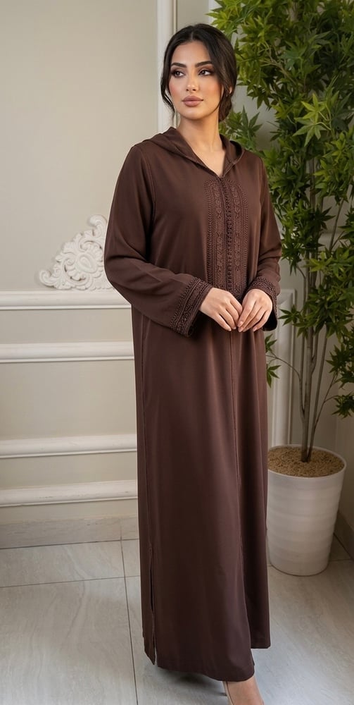 جلابية ملكي باللون البني الشوكولاتة مع تطريز مغربي أصيل