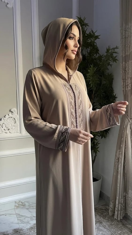 جلابية مغربية (قفطان ناعم) باللون البيج الهادئ