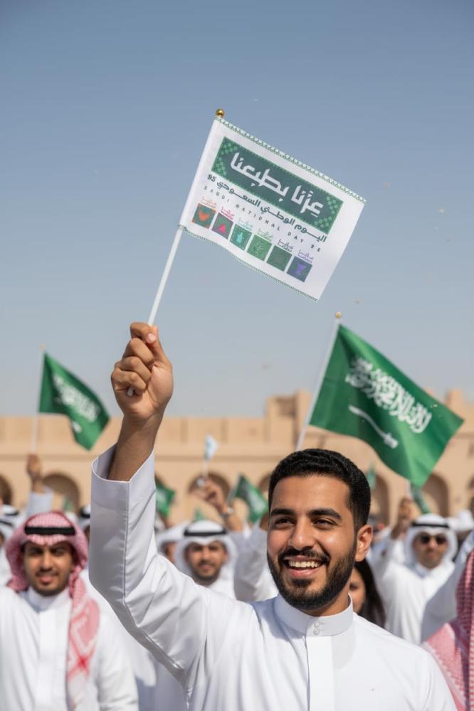 علم مكتبي صغير لليوم الوطني السعودي مع قاعدة - هبة