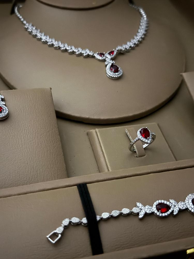 طقم غاليه زيركون مع حجر عنابي