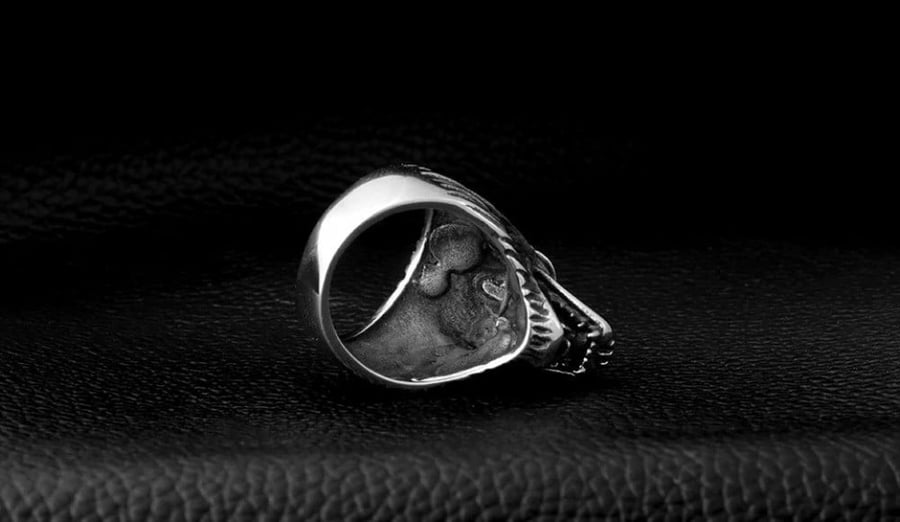Men's ring in the shape of a wolf's head, silver color