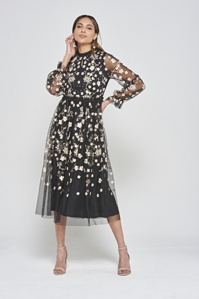 Long-sleeved dress embroidered on mesh fabric