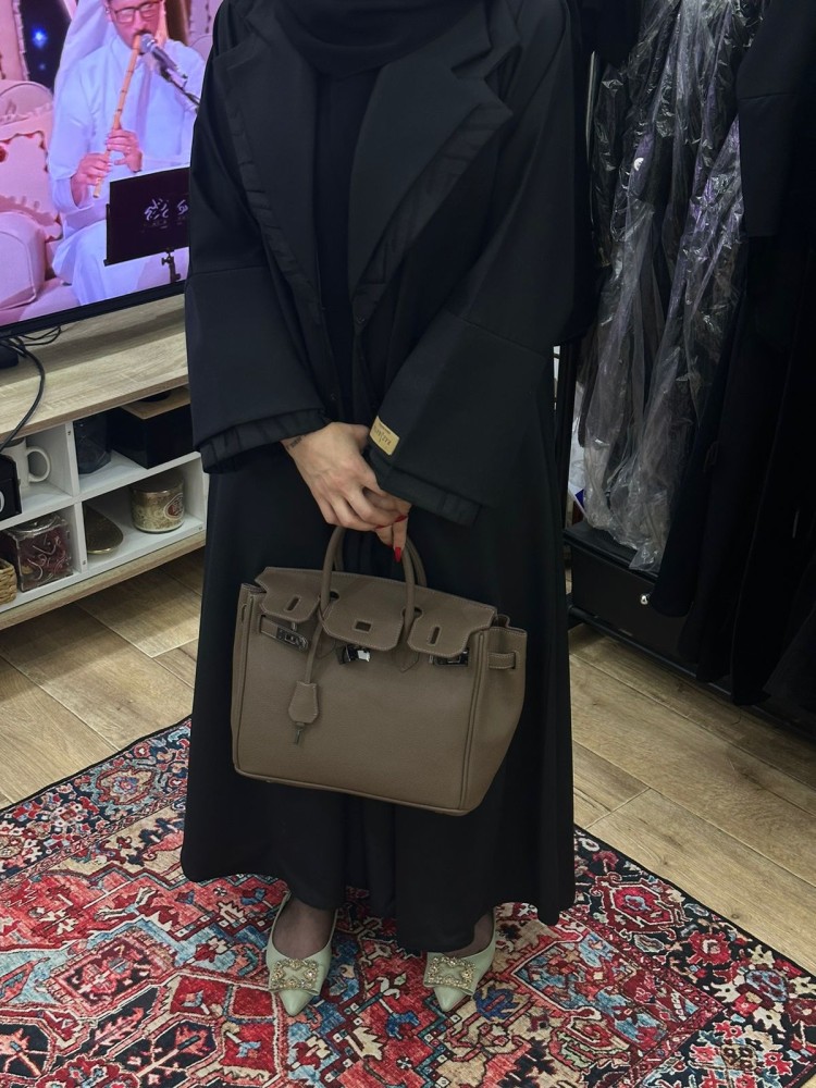 عبايه بليزر مع كلفه مع طرحتها