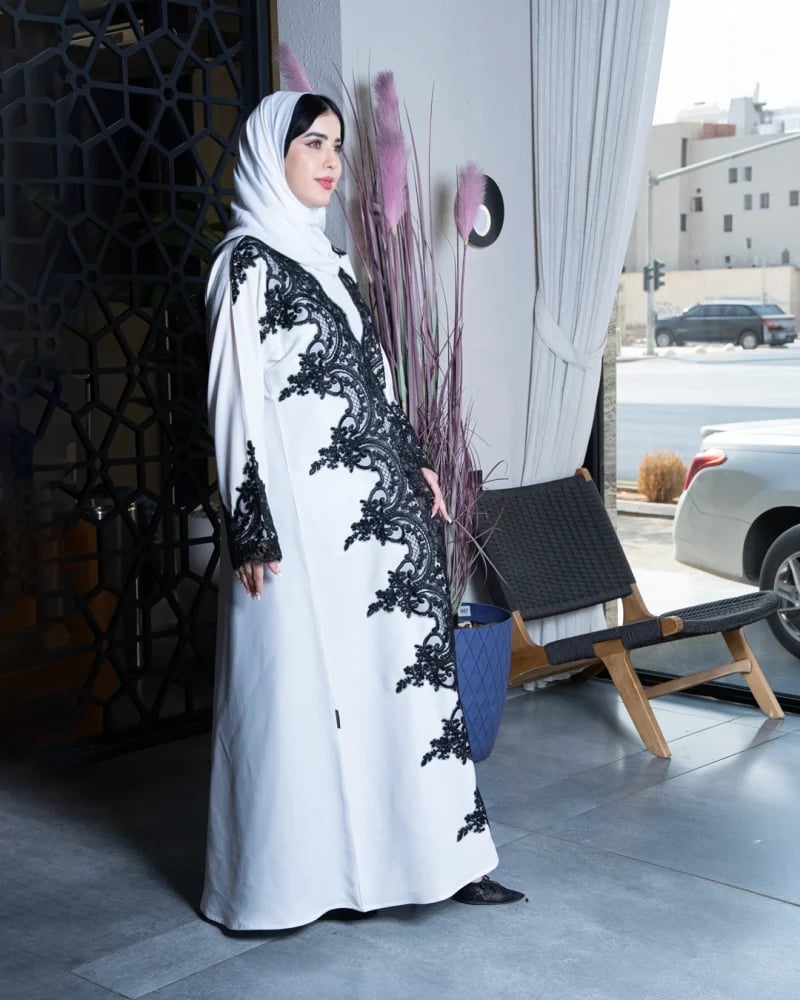 عباية بطرحة فالورا ابيض بكلفة