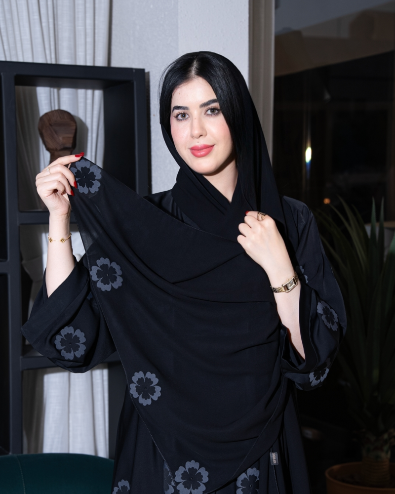 عباية بطرحة بوردة رمادي