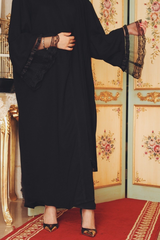 عباية دانتيل ساده ( القماش الاساسي اسود ساده ) وليس نقشه