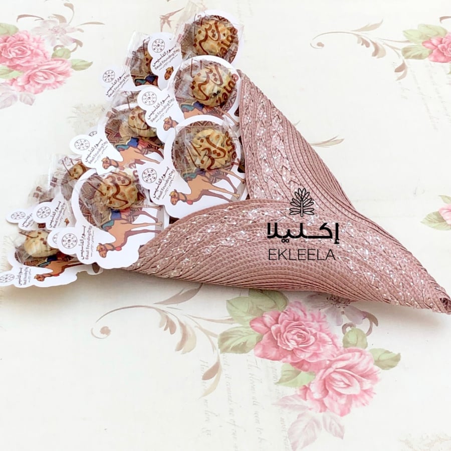 A bouquet of Maamoul distribution bouquet with Founding Day theme (12 pieces)