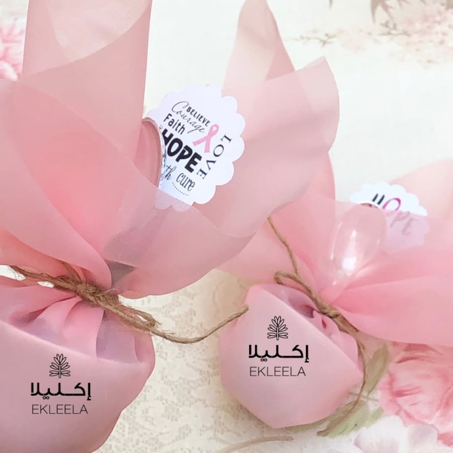 توزيعات فناجين القهوه البلاستيكيه بثيم ورقي توعيه بسرطان الثدي ( 12 قطعه )