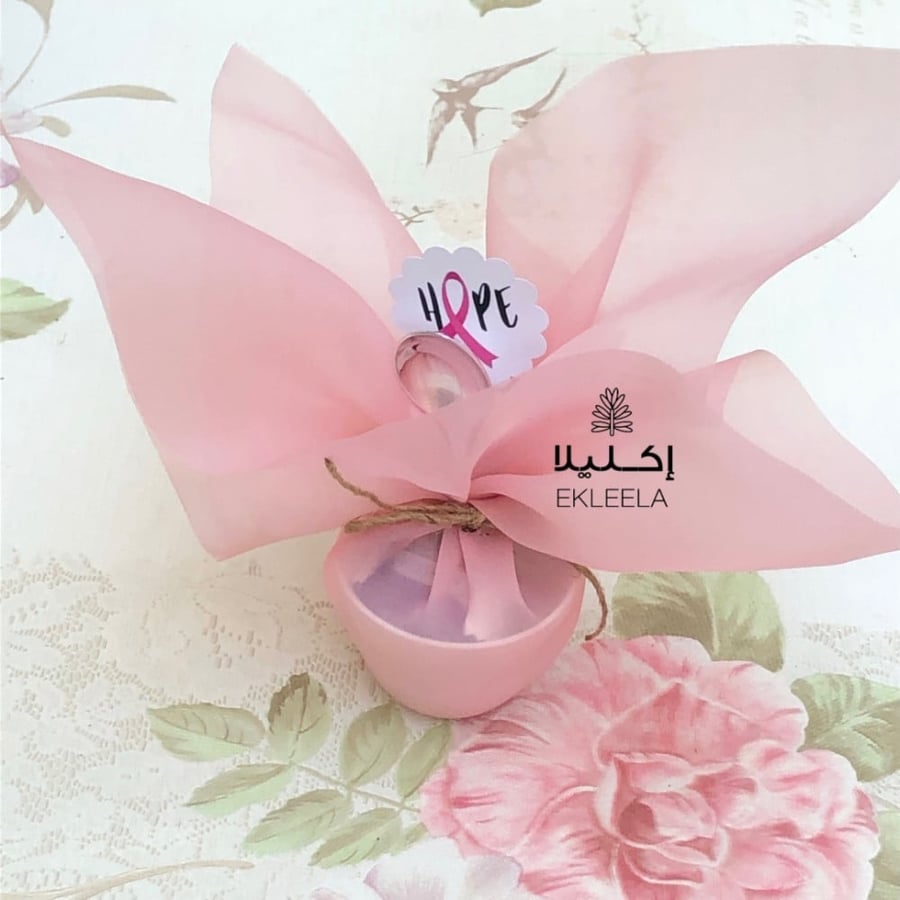 توزيعات فناجين القهوه البلاستيكيه بثيم ورقي توعيه بسرطان الثدي ( 12 قطعه )