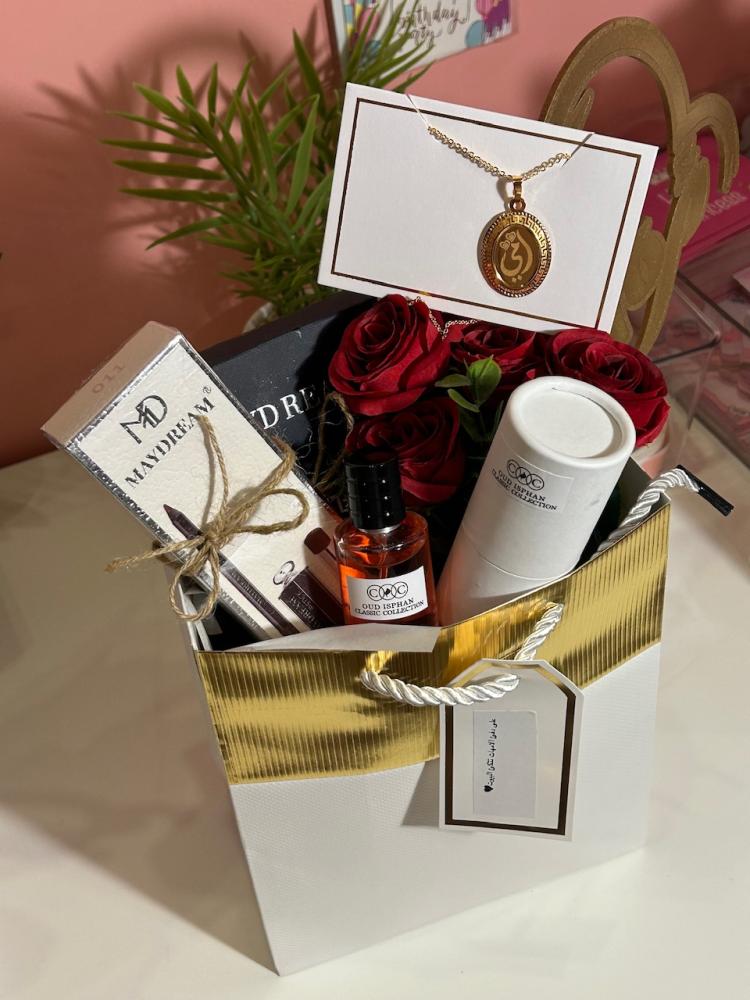 هدية يوم الام : سلسال امي مطلي ذهب ، باليت مكياج شدو بلاشر هايلايت، روج ومحدد ، عطر ميني ، ورد ، تغريسة امي