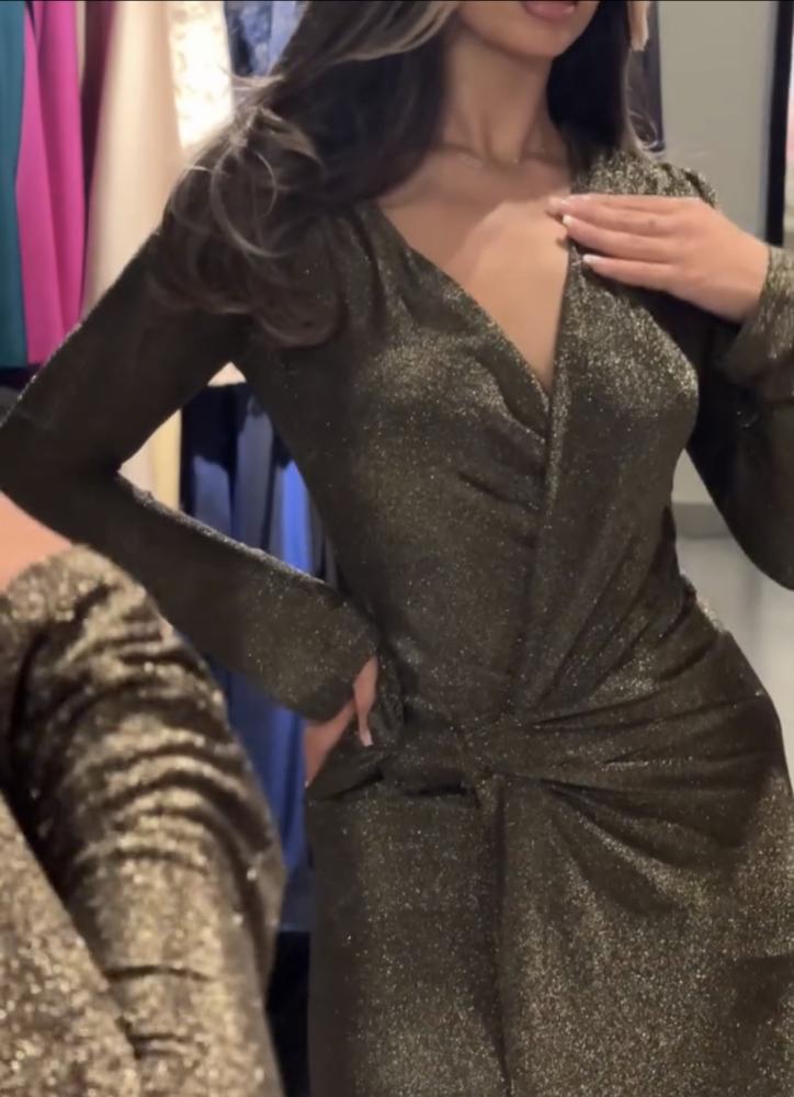 Elegant evening dress with flexible metallic fabric and a side knot