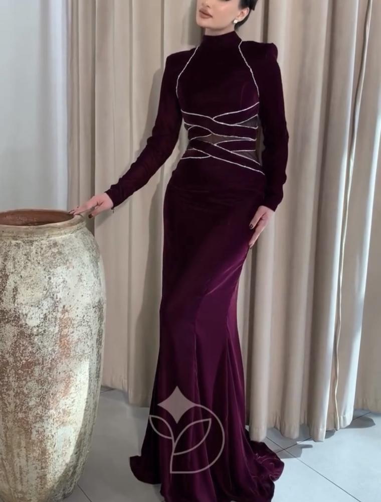 فستان عنابي طويل