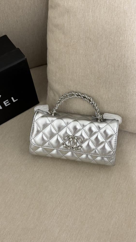 CHANEL فضي