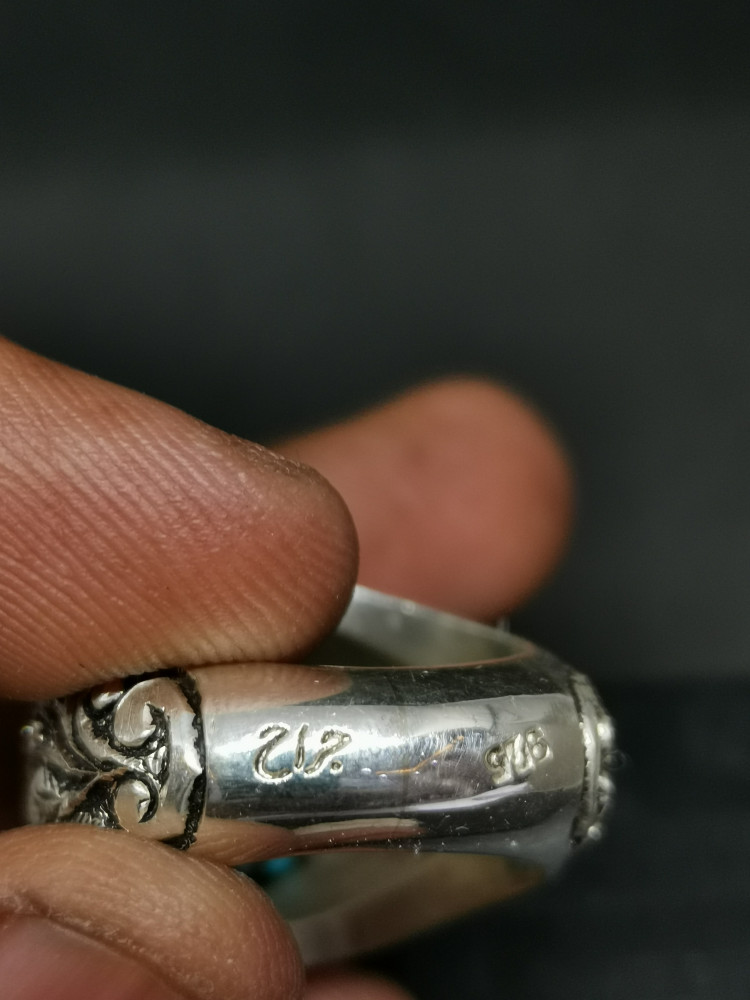 خاتم الفضة بحجر فيروز نيشابوري ايراني بصياغة جراح ومرصع بالالماس عيار الفضة 925 المقاس 25
