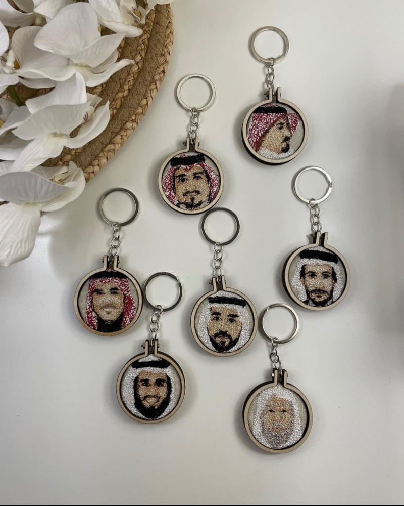 وجوه من تحب.. مطرزة لترافقك مع مفاتيحك كل يوم  مجموعة من 6 ميداليات مف