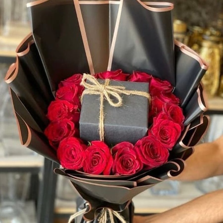 تغليفات هدايا رجالية مع باقة ورد أحمر