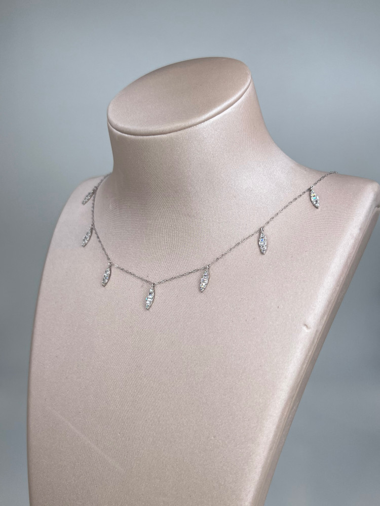 Soft necklace (choker) with baguette stone - 18 karat