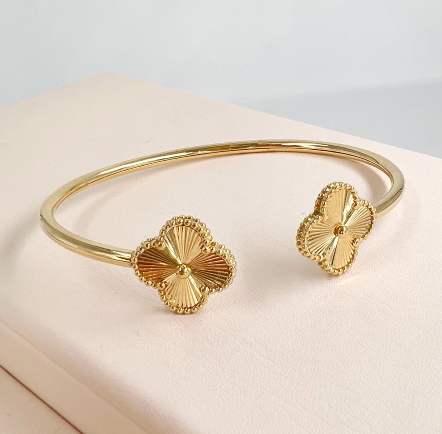 Bracelet of international designs - 18 karat