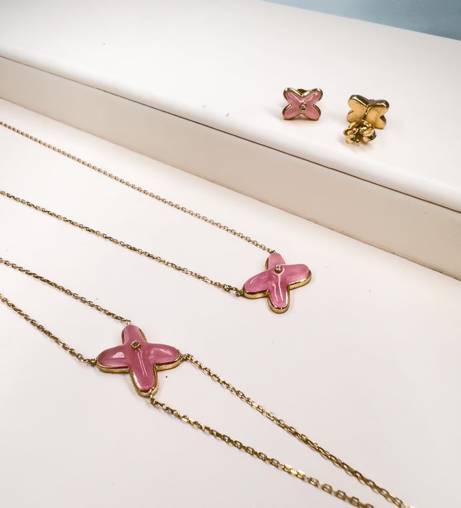 Half of a set of international designs - 18 karat