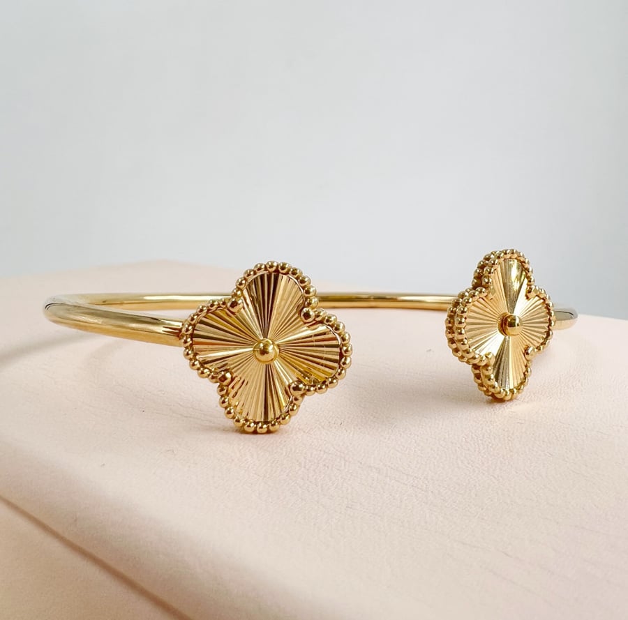 Bracelet of international designs - 18 karat