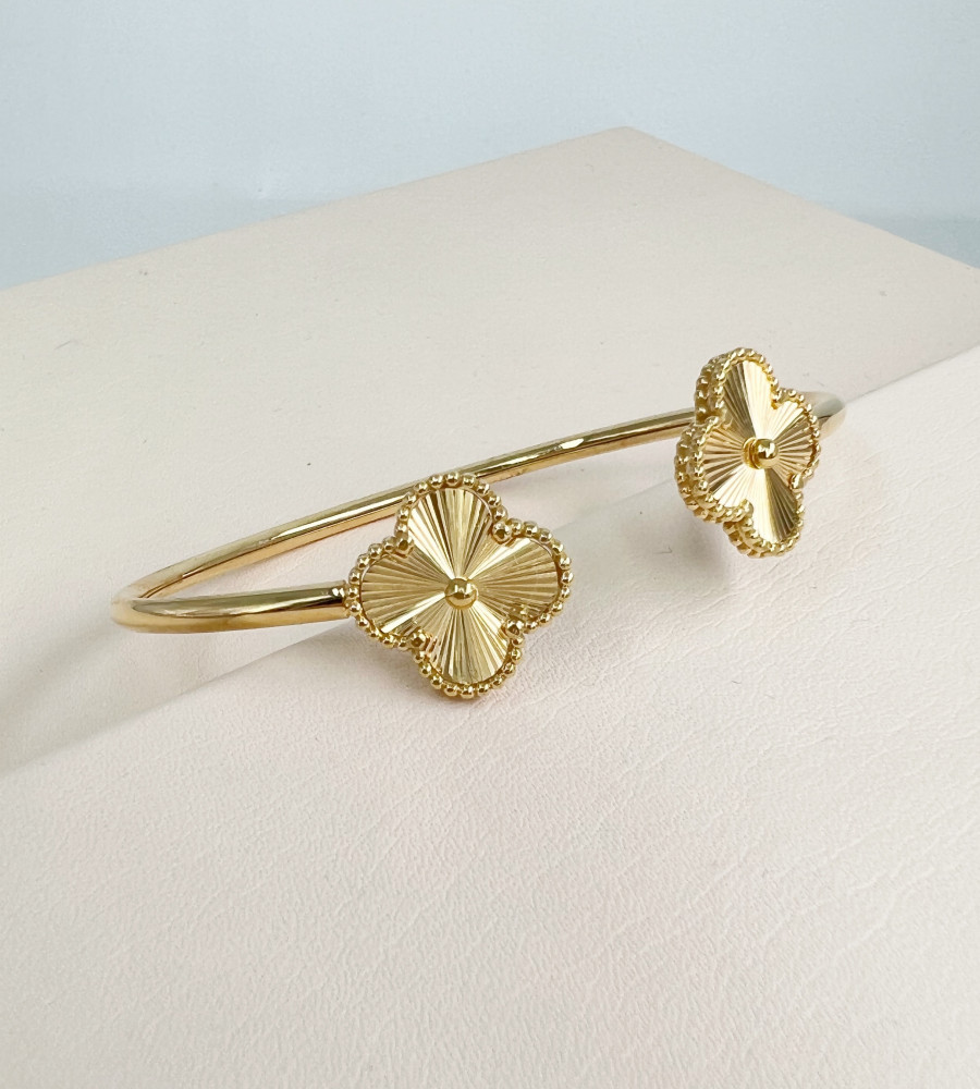 Bracelet of international designs - 18 karat