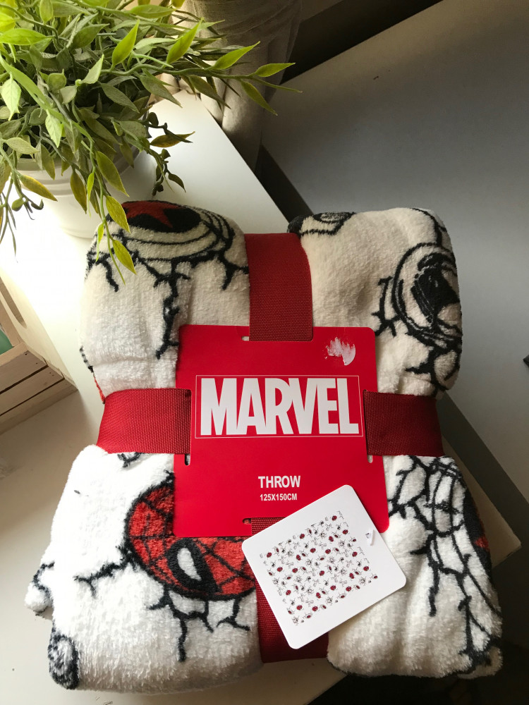 بطانيه Marvel باللون الابيض