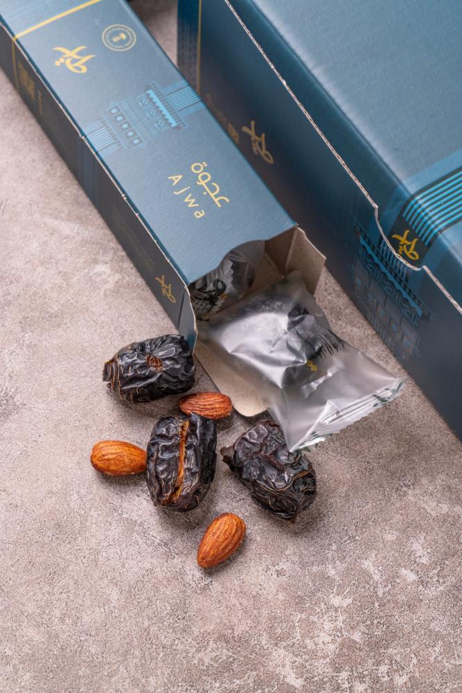 تمر ولوز عجوة