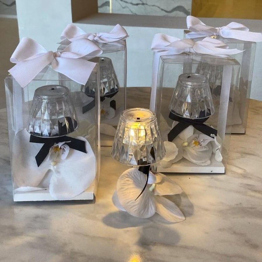 10 Lamp distributions with a crystal design for attractive reflections
