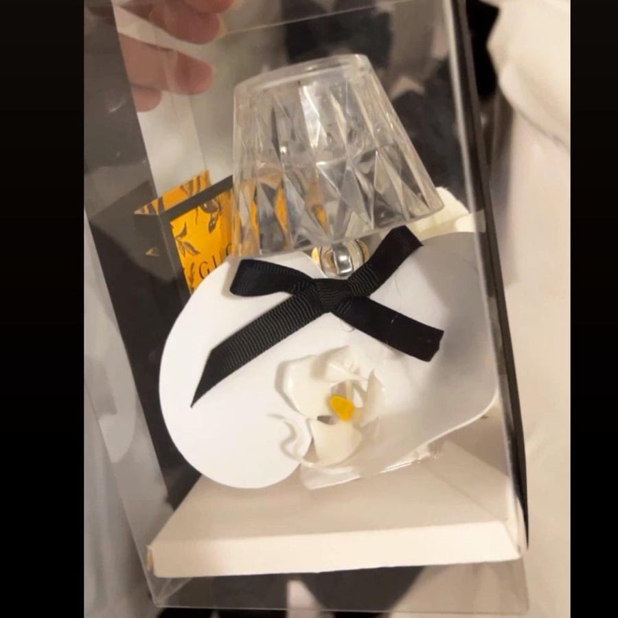 10 Lamp distributions with a crystal design for attractive reflections